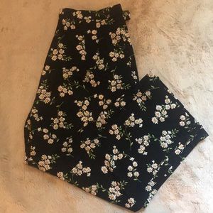 Briggs Black Floral Hogj Waisted Capris